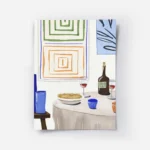 affiche de diner festif avec table vin pates et typographie abstraite au mur.webp