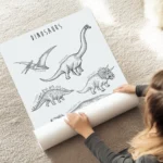 affiche de dinosaures dessines a la main en noir sur fond bleu vert avec leurs n au sol.webp
