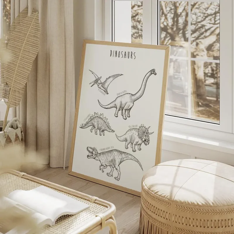 affiche de dinosaures dessines a la main en noir sur fond bleu vert avec leurs n salon beige.webp
