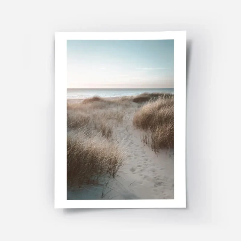 affiche de dunes de sable avec herbe de plage et ocean calme au coucher du solei.webp