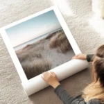 affiche de dunes de sable avec herbe de plage et ocean calme au coucher du solei au sol.webp