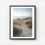 affiche de dunes de sable avec herbe de plage et ocean calme au coucher du solei avec cadre.webp