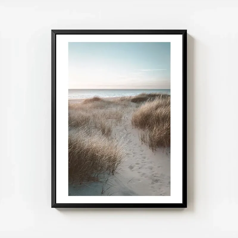 affiche de dunes de sable avec herbe de plage et ocean calme au coucher du solei avec cadre.webp