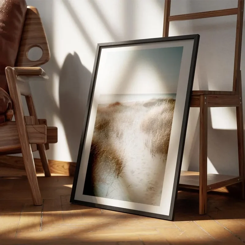 affiche de dunes de sable avec herbe de plage et ocean calme au coucher du solei encadre.webp