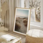 affiche de dunes de sable avec herbe de plage et ocean calme au coucher du solei salon beige.webp