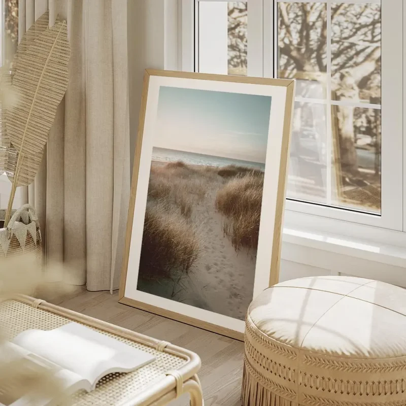 affiche de dunes de sable avec herbe de plage et ocean calme au coucher du solei salon beige.webp