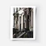 affiche de facade de maisons de ville de brooklyn avec des escaliers des fenetre.webp