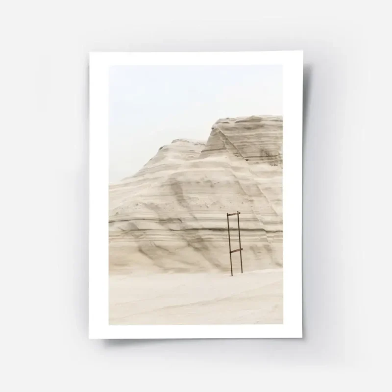 affiche de falaises de gres beige avec des couches horizontales et une echelle r.webp