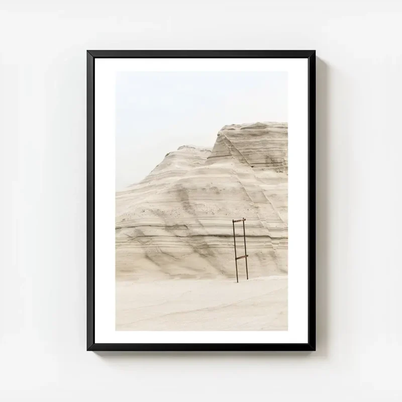 affiche de falaises de gres beige avec des couches horizontales et une echelle r avec cadre.webp