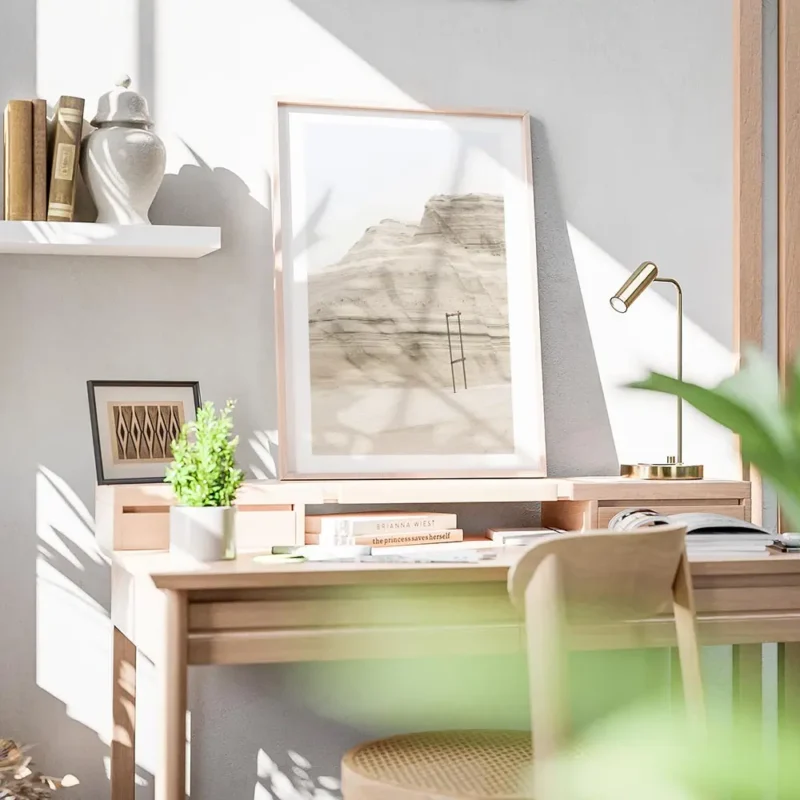 affiche de falaises de gres beige avec des couches horizontales et une echelle r bureau.webp