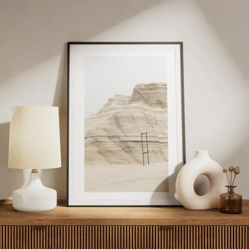 affiche de falaises de gres beige avec des couches horizontales et une echelle r meuble.webp