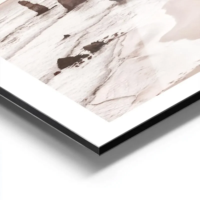 affiche de falaises oceaniques roses au lever du soleil avec une plage de sable aluminium.webp