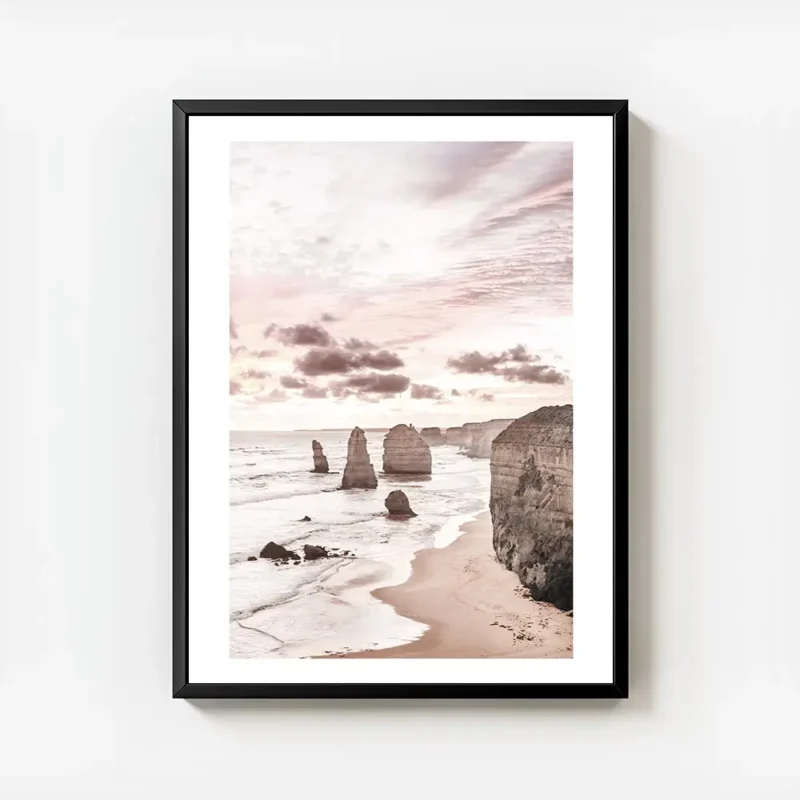 affiche de falaises oceaniques roses au lever du soleil avec une plage de sable avec cadre.webp