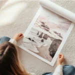 affiche de falaises oceaniques roses au lever du soleil avec une plage de sable en rouleau.webp