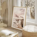 affiche de falaises oceaniques roses au lever du soleil avec une plage de sable salon beige.webp