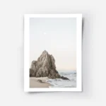affiche de falaises rocheuses sur une plage au coucher du soleil avec la lune vi.webp