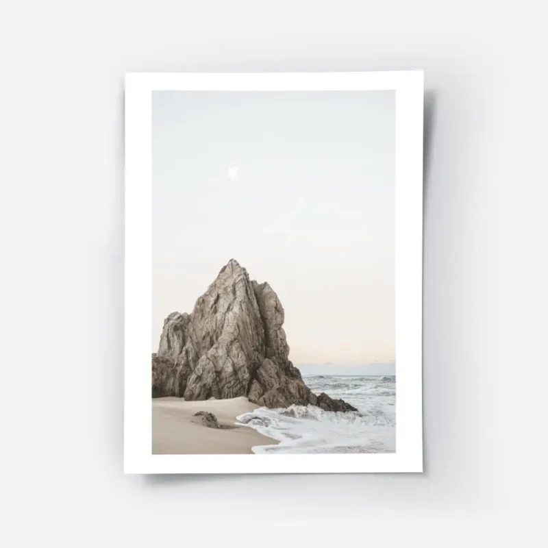 affiche de falaises rocheuses sur une plage au coucher du soleil avec la lune vi.webp