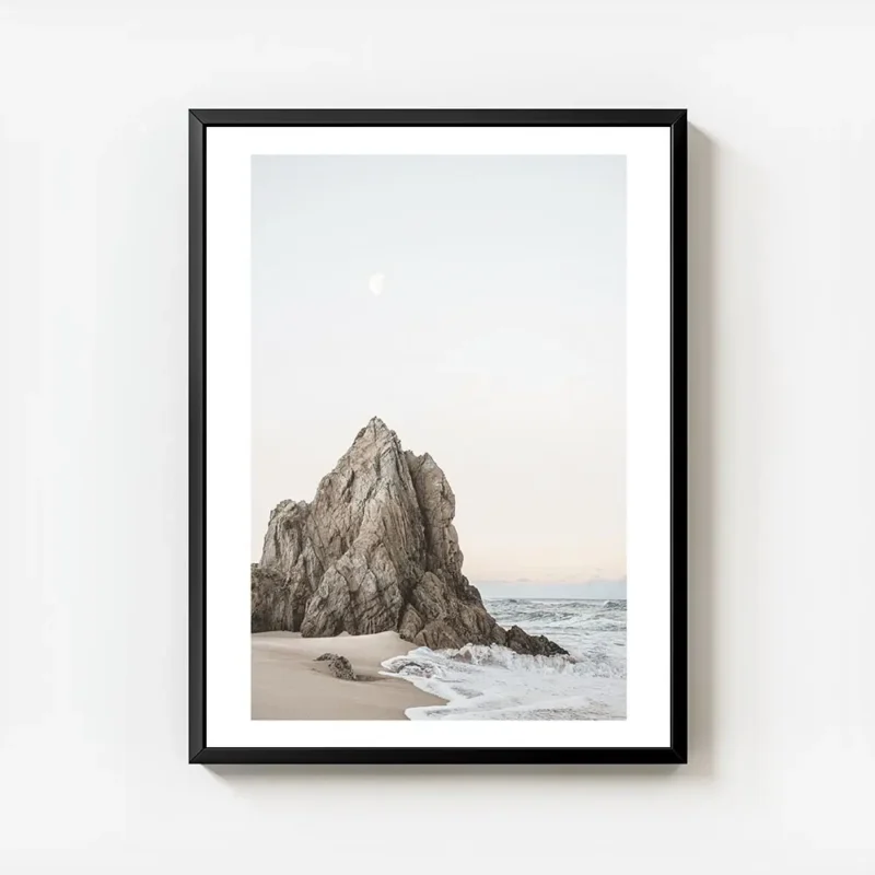 affiche de falaises rocheuses sur une plage au coucher du soleil avec la lune vi avec cadre.webp