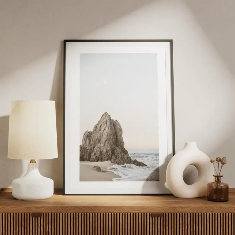 affiche de falaises rocheuses sur une plage au coucher du soleil avec la lune vi meuble.webp