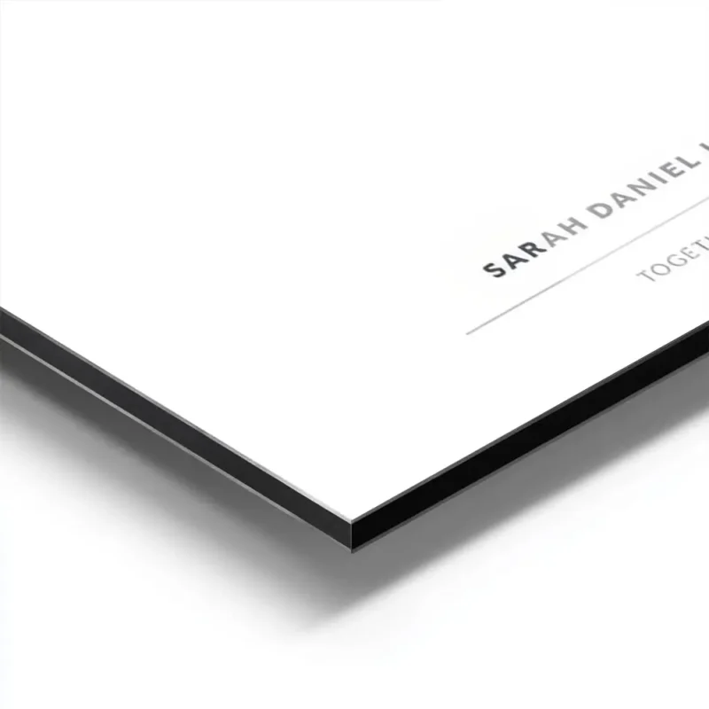 affiche de famille personnalisee avec le mot family en noir et une typographie m aluminium.webp