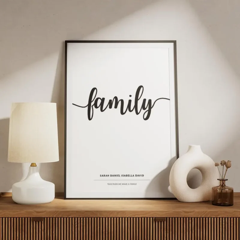 affiche de famille personnalisee avec le mot family en noir et une typographie m meuble.webp