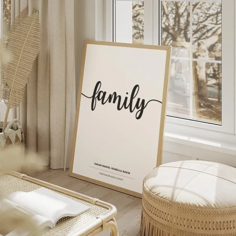 affiche de famille personnalisee avec le mot family en noir et une typographie m salon beige.webp