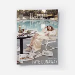 affiche de faye dunaway assise au bord dune piscine avec un oscar et des journau.webp