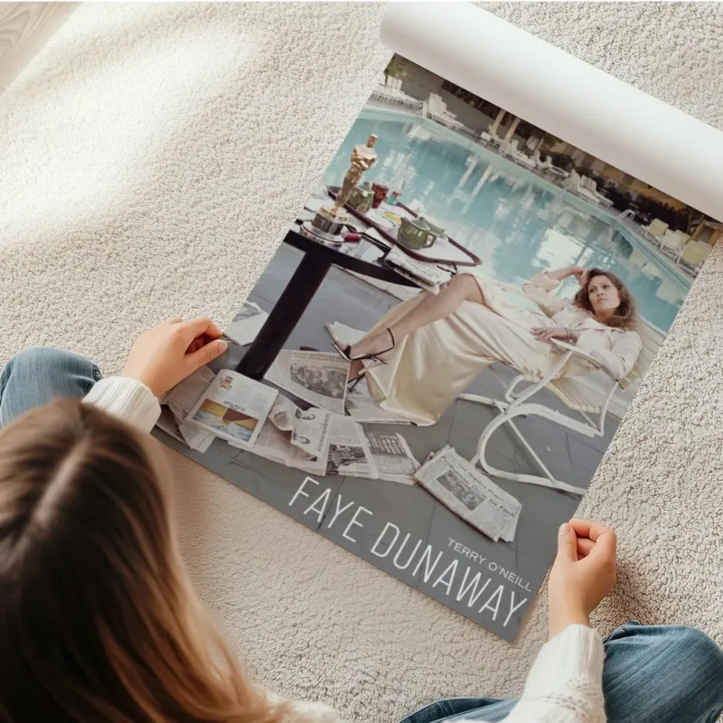 affiche de faye dunaway assise au bord dune piscine avec un oscar et des journau en rouleau.webp