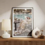 affiche de faye dunaway assise au bord dune piscine avec un oscar et des journau meuble.webp