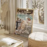 affiche de faye dunaway assise au bord dune piscine avec un oscar et des journau salon beige.webp