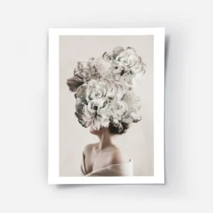 affiche de femme avec de grandes fleurs grises et beiges sur la tete sur un fond.webp