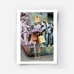 affiche de femme avec sacs et boites de shopping devant un mur de graffitis styl.webp