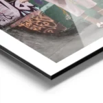 affiche de femme avec sacs et boites de shopping devant un mur de graffitis styl aluminium.webp