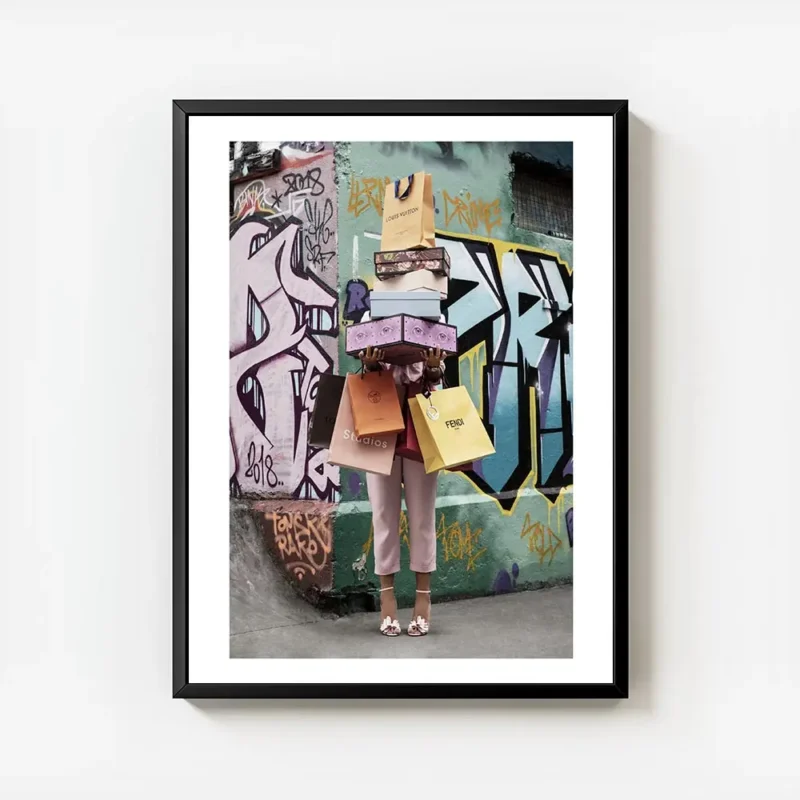 affiche de femme avec sacs et boites de shopping devant un mur de graffitis styl avec cadre.webp