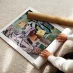 affiche de femme avec sacs et boites de shopping devant un mur de graffitis styl enroule.webp