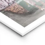 affiche de femme avec sacs et boites de shopping devant un mur de graffitis styl lightpanel.webp