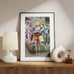 affiche de femme avec sacs et boites de shopping devant un mur de graffitis styl meuble.webp