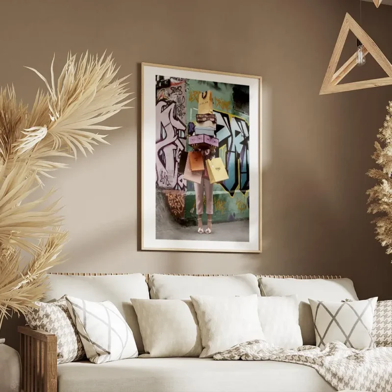 affiche de femme avec sacs et boites de shopping devant un mur de graffitis styl salon.webp