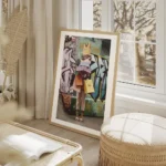 affiche de femme avec sacs et boites de shopping devant un mur de graffitis styl salon beige.webp