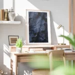 affiche de feuilles bleues foncees couvertes de gouttes de pluie creant un motif bureau.webp