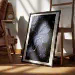 affiche de feuilles bleues foncees couvertes de gouttes de pluie creant un motif encadre.webp