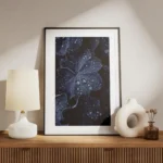 affiche de feuilles bleues foncees couvertes de gouttes de pluie creant un motif meuble.webp