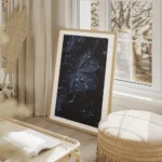 affiche de feuilles bleues foncees couvertes de gouttes de pluie creant un motif salon beige.webp