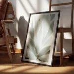 affiche de feuilles dagave vertes rapprochees avec un degrade de couleurs claire encadre.webp
