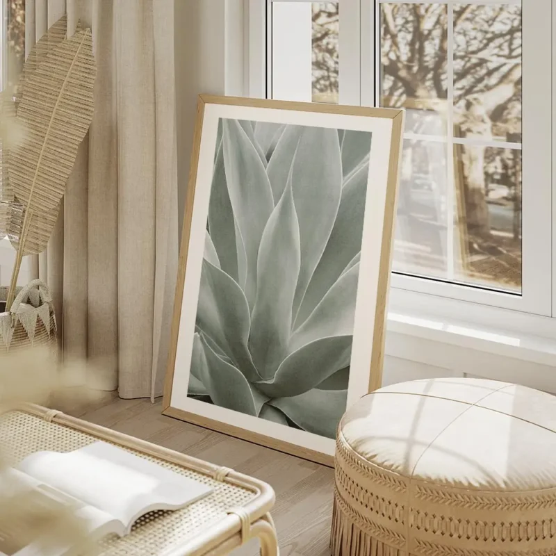 affiche de feuilles dagave vertes rapprochees avec un degrade de couleurs claire salon beige.webp