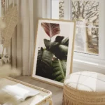 affiche de feuilles de caoutchouc vert fonce et rouge couvertes de gouttes deau salon beige.webp