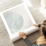 affiche de feuilles de ficus blanches avec un cercle vert et un fond beige style au sol.webp