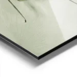 affiche de feuilles de ginkgo vertes avec des gouttes deau sur un fond apaisant aluminium.webp