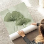 affiche de feuilles de ginkgo vertes avec des gouttes deau sur un fond apaisant au sol.webp