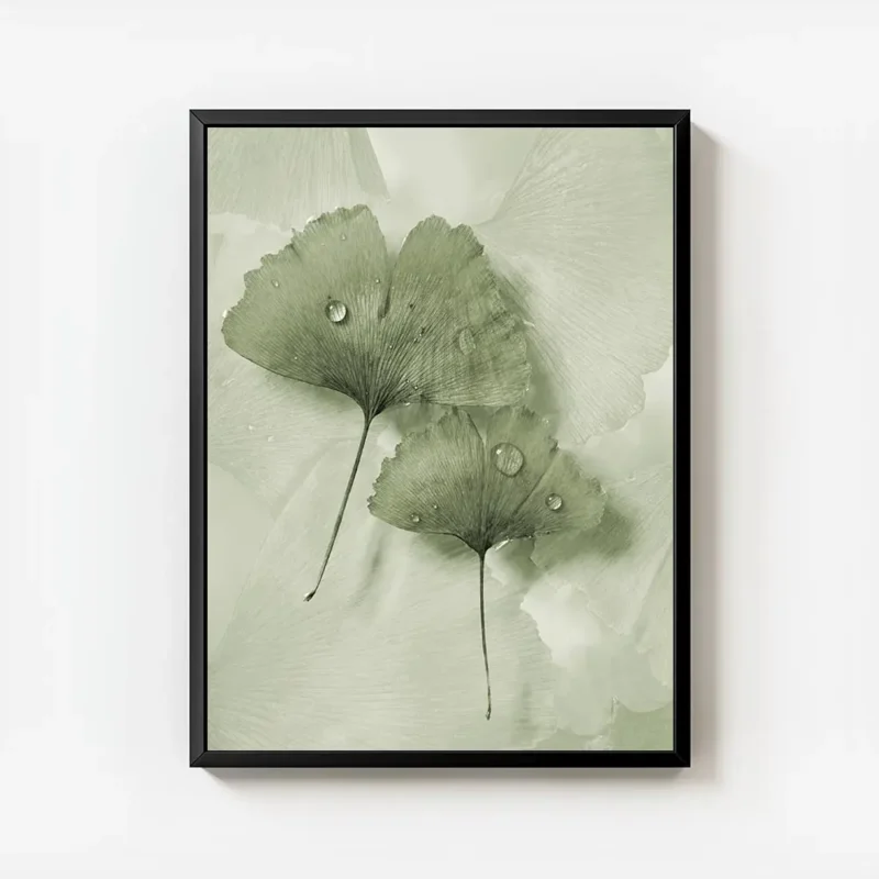 affiche de feuilles de ginkgo vertes avec des gouttes deau sur un fond apaisant avec cadre.webp
